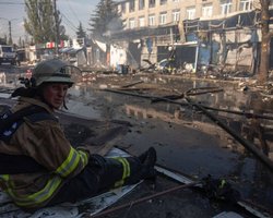 17 загиблих, жертв упізнають за ДНК: ДСНС завершила роботи після обстрілу Костянтинівки (відео)