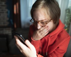 Украинцам могут блокировать пенсионные карты: юристы объяснили, как избежать этого