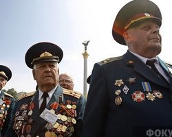 В Донецке ветераны растоптали флаг ОУН-УПА