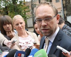 Власенко: Тимошенко ничего не знает о таблетках, найденных в ее душевой