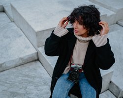 С чем носить джинсы зимой 2023/2024: четыре идеи для актуального образа