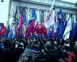  Оппозиционеры забросали охранников Рады файерами