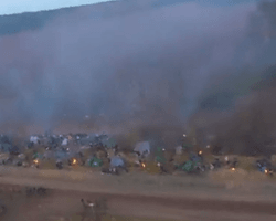 Костры и палатки: беженцы на границе Польши обустроили полноценный лагерь (видео)