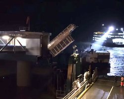 Без екіпажу і в темряві: у США помітили корабель-привид (відео)