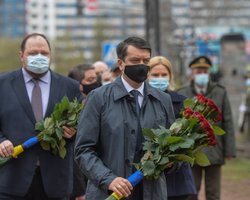 Депутати ВР на чолі з Разумковим поклали квіти на честь 35-ої річниці аварії на ЧАЕС (відео)