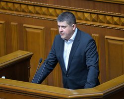 Глава фракции "Народный фронт" принес Конституцию на встречу с Зеленским