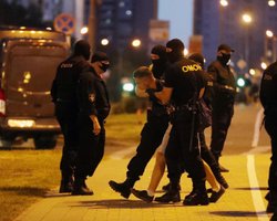 "Мешали другим". Помощник Лукашенко объяснил кровавые разгоны первых протестов