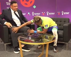 "Одолжи голевой магии": футболист сборной Бразилии на удачу потер ноги легенды Роналдо (видео)