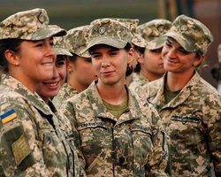 Обязательный воинский учет для женщин сократят до трех специальностей, — Минобороны