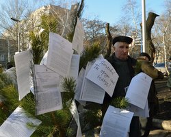 Чернобыльцы нарядили елку плакатами-претензиями: Янукович, ты предал свой народ 