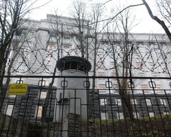 Печерская райадминистрация не знает, кто поставил забор вокруг Рады