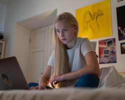 В Австралии запретили соцсети для подростков: под ограничением Instagram и TikTok