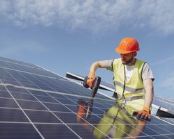 До конца следующего года установят солнечные панели на каждом админздании, — Минэнерго