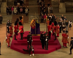 Королівський стражник знепритомнів під час чергування біля труни Єлизавети II (відео)