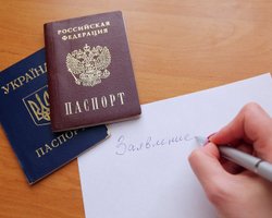 Около 20 тысяч жителей ОРДЛО подали заявки на паспорта РФ, – Тука