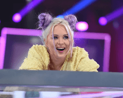 Известная певица сожгла паспорт РФ, а теперь не может получить украинское гражданство