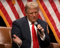 "Харрис глупая как пробка, а Байден уже не в себе": Трамп в интервью Такеру Карлсону (видео)