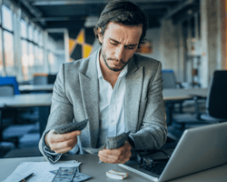 НБУ изменил правила вывода валюты из Украины: кто теперь может переводить валюту за рубеж