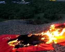 В Донецке шахтеры сожгли на вершине террикона красные флаги