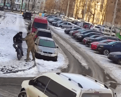 Столкнули на ходу: в Харькове люди в форме забрали в "бус" велосипедиста (видео)