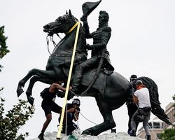 В Вашингтоне  полиция разогнала протестующих, пытавшихся снести памятник Эндрю Джексону