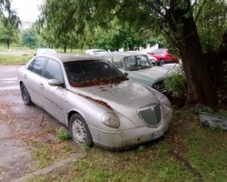 Заброшенный раритет: в Киеве под открытым небом ржавеет необычное роскошное авто из Италии (фото)