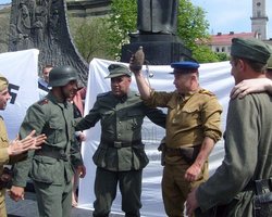 Свобода устроила во Львове театрализованное представление о войне