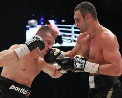 Братья Кличко посоветовали Адамеку вернуться в "родной" вес