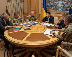 Зеленский поручил выделить квартиры семьям погибших четверых военных на Донбассе