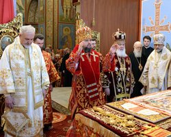 Филарет пришел в Михайловский собор на литургию к Епифанию