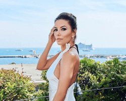 49-летняя Ева Лонгория в белоснежном платье оставила отпечаток рук в Каннах (фото)