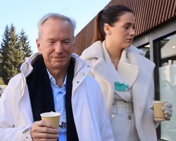 Молодший на 43 роки: колишній глава Google зустрічається з дівчиною, яка годиться йому в онуки