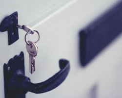 От окна до скота: что можно застраховать во время войны и сколько это стоит