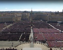 11 місць до Трампа: Ватикан порушив протокол, щоб Зеленський опинився у першому ряду (фото)