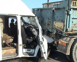 Под Харьковом КамАЗ столкнулся с микроавтобусом