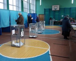 Голосуют за ширмой кукольного театра. ОПОРА отмечает первые нарушения на выборах