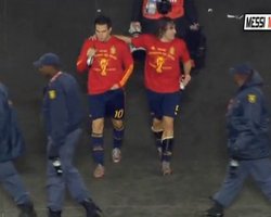 Испанские футболисты пришли на пресс-конференцию с пивом