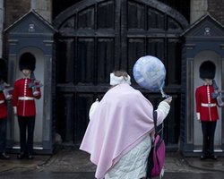 В Британии объявили имена крестных родителей принца Джорджа