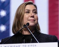 "Рейган переворачивается в могиле": сенатор Слоткин "разнесла" Трампа на фоне последних событий (видео)