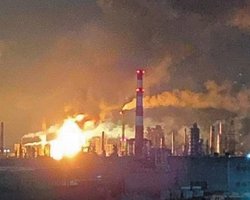 "Горит факел": дроны поразили нефтеперерабатывающий завод в Новокуйбышевске (видео)