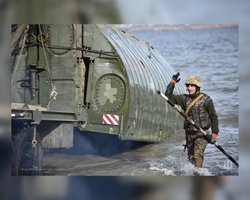 "Впереди храбрейших": ВСУ показали работу понтонов, которые переправляют оружие через реку (фото)