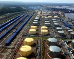 В Усть-Лузі припинив роботу порт після четвертої атаки БпЛА: горить 60 тисяч тонн керосину, — медіа