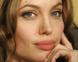  Анджелина Джоли решила завершить карьеру из-за детей, - СМИ