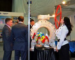 Перед визитом Медведева и Януковича в Донецке покрасили деревья, - СМИ