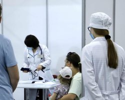 Центры вакцинации в Киеве и области переходят на ежедневный режим работы