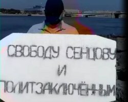 В Неву выпустили белые кораблики в поддержку Олега Сенцова