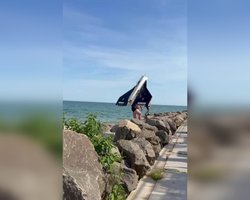 В Одессе мужчина выловил российский дрон из моря голыми руками (видео)
