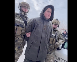 В суд Днепра для избрания меры пресечения доставили "днепровского стрелка" Рябчука (видео)