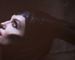 Опубликовано первое фото Анджелины Джоли в образе злой феи Малефисент