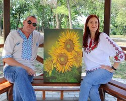 Усі гроші для фронту. Сліпий художник з Донбасу пише картини навпомацки: заради ЗСУ та перемоги